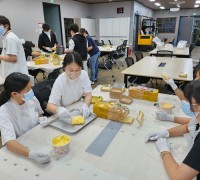 2025년 영광군또래상담자연합회 ·청소년동아리 ‘늘해랑’ 비룡양로원에  사랑의 간식 전달