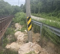 불갑면 ‘물멍쉼터’ 붕괴 위험 방치···기울어진 전신주까지