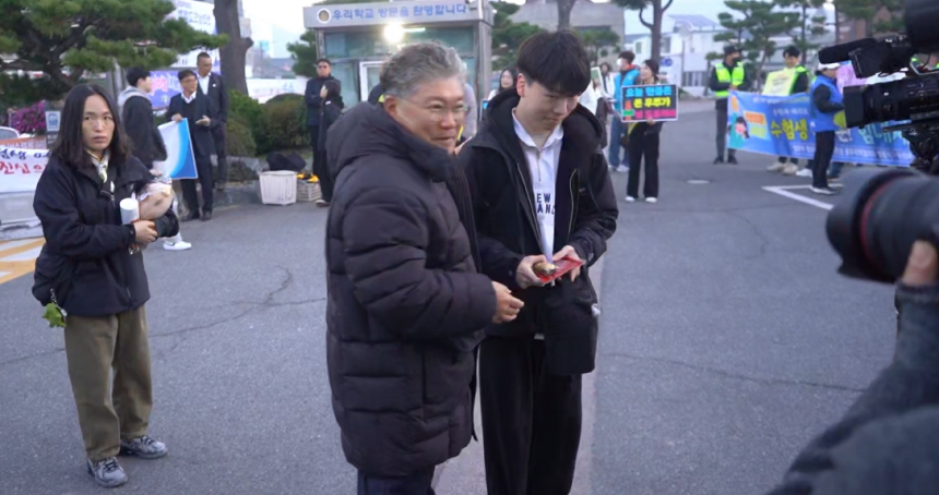 장세일 군수, 수능날 영광 수험생 응원 위해 현장 찾아